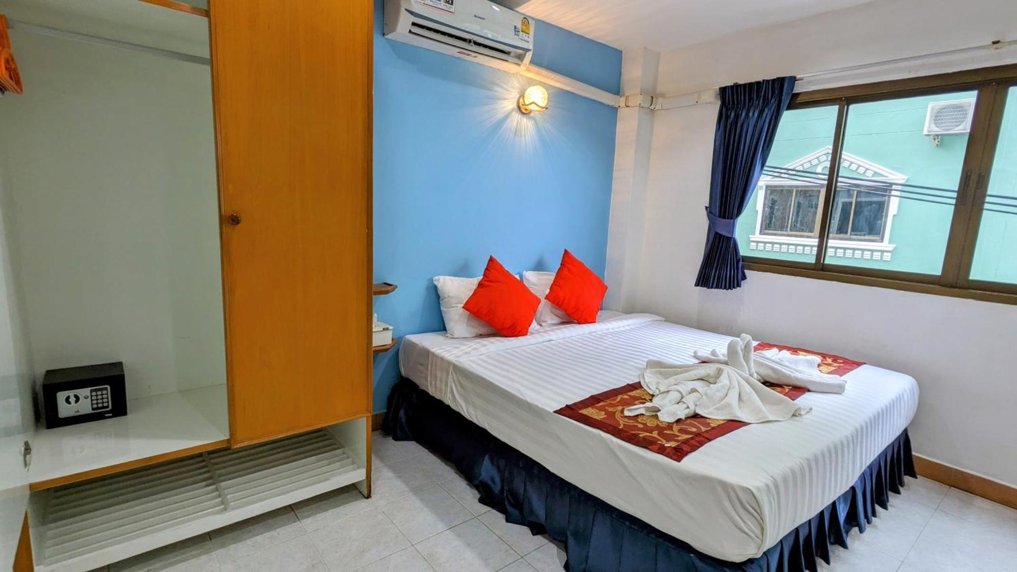 Heaven House Restro & Bar Hotel Patong Exterior photo